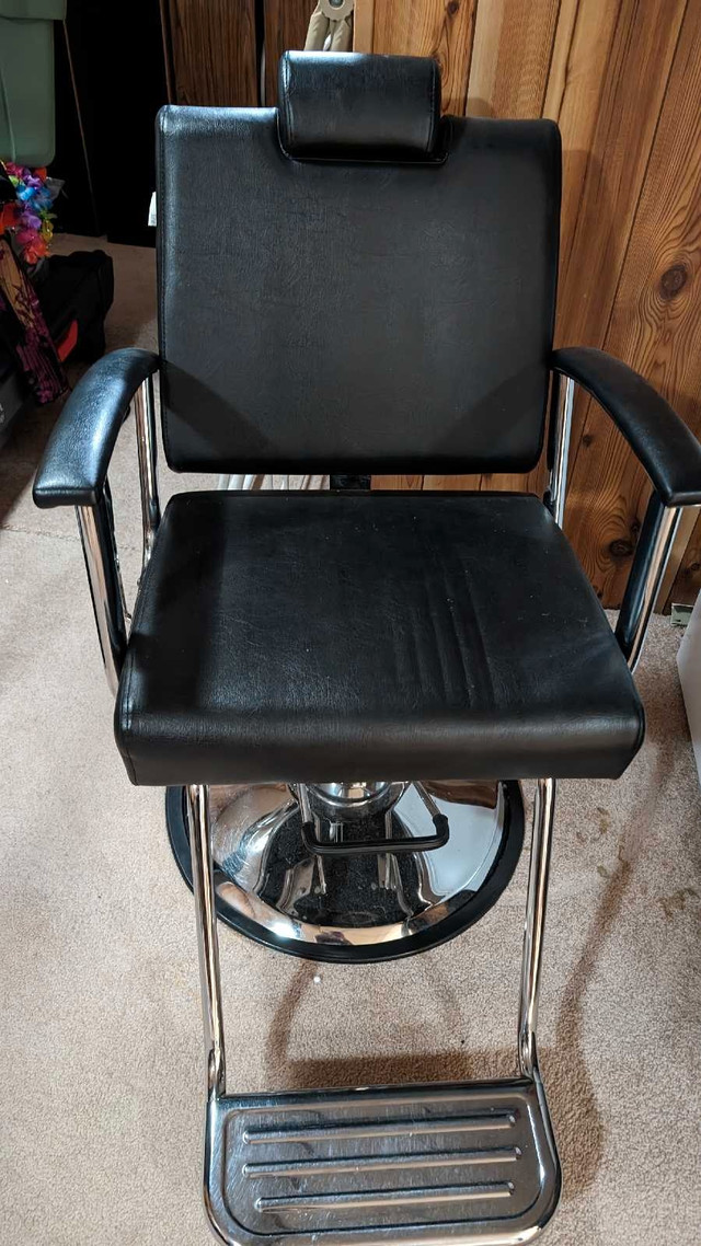 Barber chair  in Chairs & Recliners in Oshawa / Durham Region - Image 3