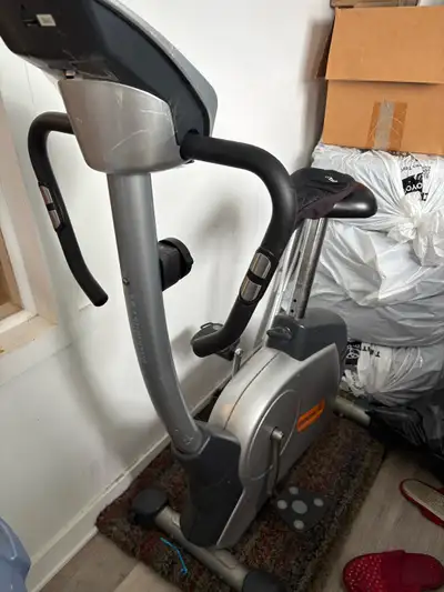 Vélo stationnaire toujours bon pour les exercices, mais l’écran ne s’allume pas . Doit partir avant...