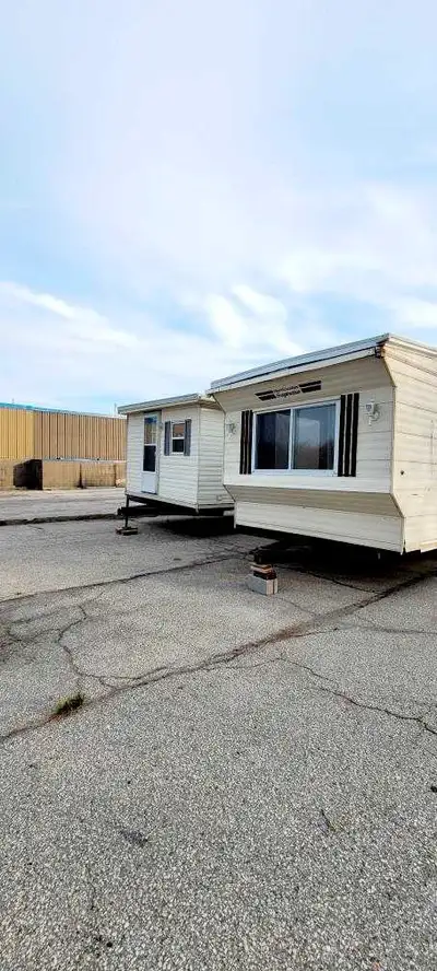 Park model mobile home 3 Private bedrooms. Open concept. North lander supreme. Double wide.22×40 If...