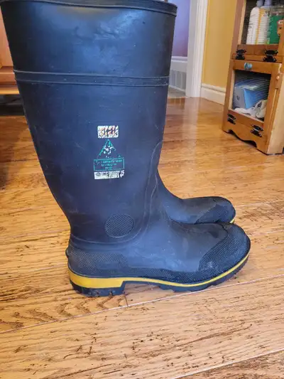 These are used men's size 14 Baffin safety boots, designed to offer robust protection and durability...