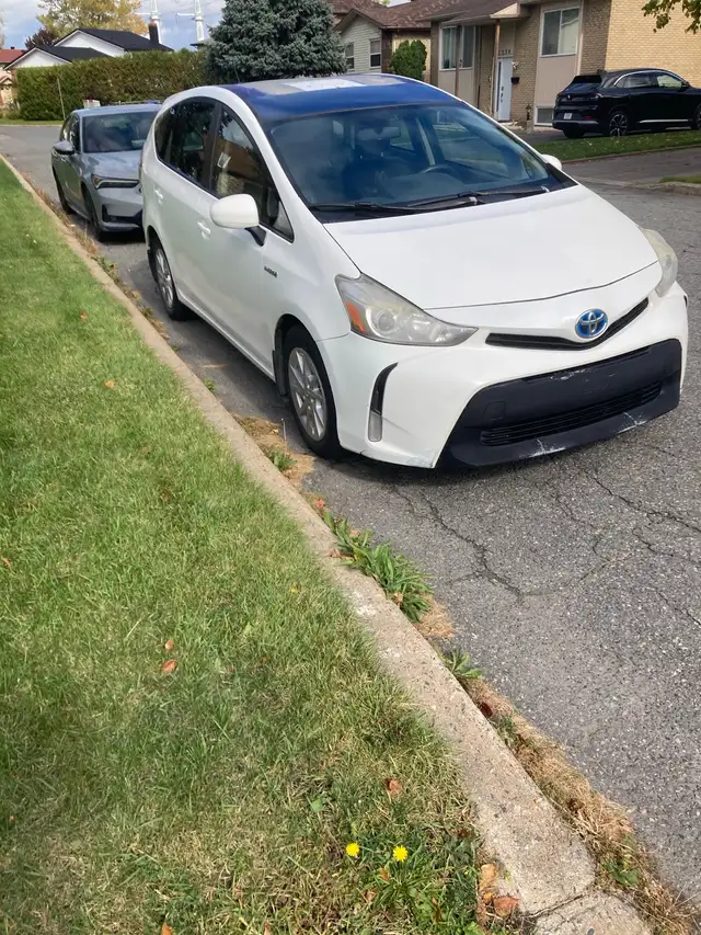 Toyota Prius v 2016