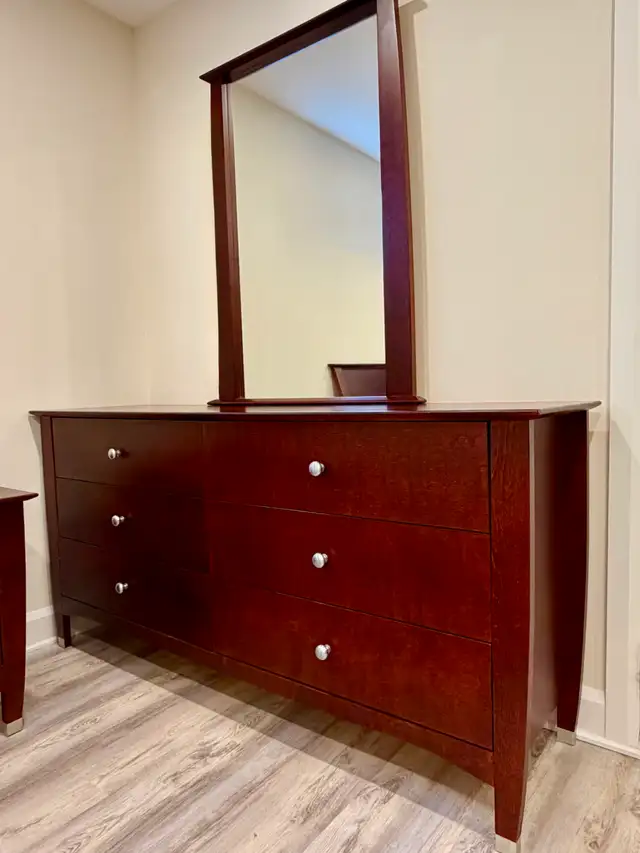 Set de chambre complet Queen en bois 5 bureaux - Fait au Canada in Beds & Mattresses in Laval / North Shore - Image 6
