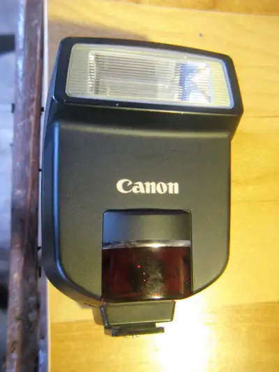 Flash CANON SPEEDLITE 220EX avec étui. Taper le lien suivant pour voir mes autres annonces : https:/...