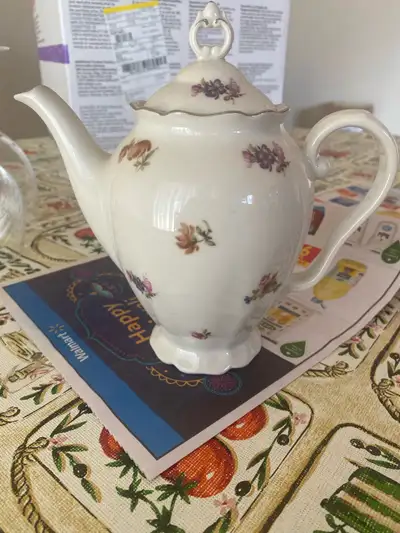 Small tea kettle No chips no cracks text or email pick up after 6 PM Cash Only