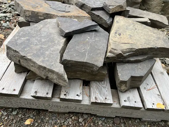 Black flat rocks for landscaping in Plants, Fertilizer & Soil in Kamloops - Image 2