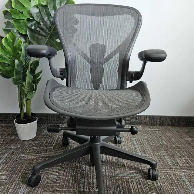 Herman Miller aeron remastered size b in Chairs & Recliners in City of Toronto - Image 3