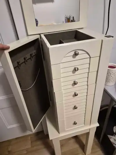 Armoire à Bijoux, View more