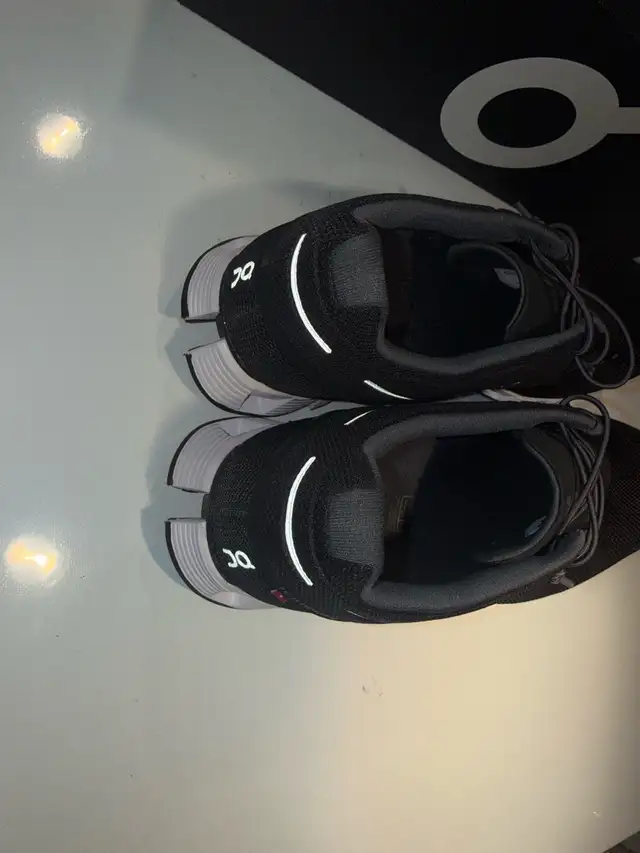 New On Cloud Women’s Size 10 Black White Athletic Running Shoes in Men's Shoes in Kitchener / Waterloo - Image 5