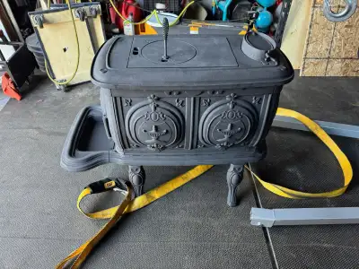 Wood stove / Poêle à bois, View more