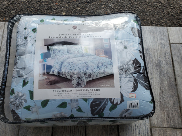 One comforter and 2 pillows queen/ full size baby blue color in Bedding in Mississauga / Peel Region - Image 3