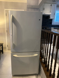 GE 19.5 CU ft. BOTTOM freezer door refrigerator