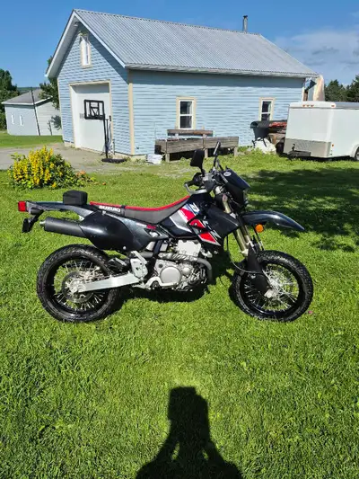 2022 drz 400sm , seulement 4500km , tres propre , hand gard , et lumiete avant led cell 581-246-9150
