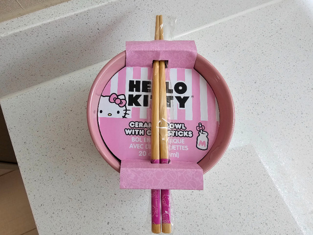 NEW Hello Kitty Pink Gradient Ramen Bowl with Chopsticks in Kitchen & Dining Wares in Markham / York Region - Image 2