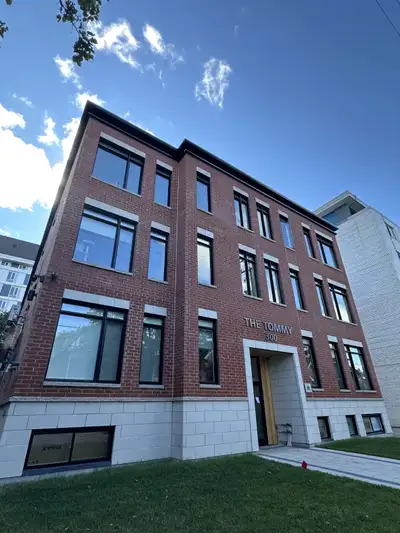ATTENTION ALL STUDENTS! $3890 and MONTH OF SEPTEMBER FREE!! ONE 4 BEDROOM UNIT AVAILABLE FOR SEPTEMB...