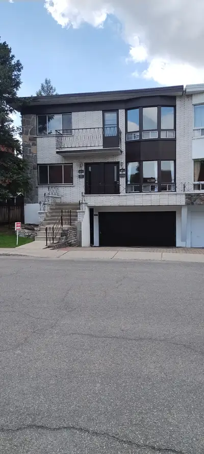 Propriétaire depuis 1988 , ce triplex construit en1967 de 2X51\2 et 1X31\2 et garage DOUBLE est situ...