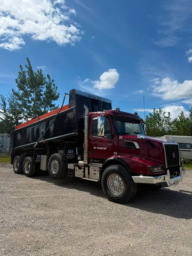 2022 Volvo VHD dump truck in Heavy Trucks in London - Image 3