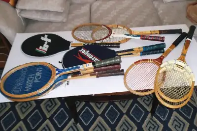 Raquettes de tennis en bois. Vintage wood tennis rackets for women (autograph). All rackets are in g...
