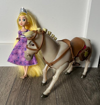 Raiponce et son cheval jouet fille