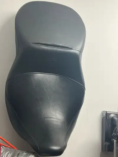 Ce siège de moto Harley-Davidson est en très bon état général et présente des signes d'utilisation n...