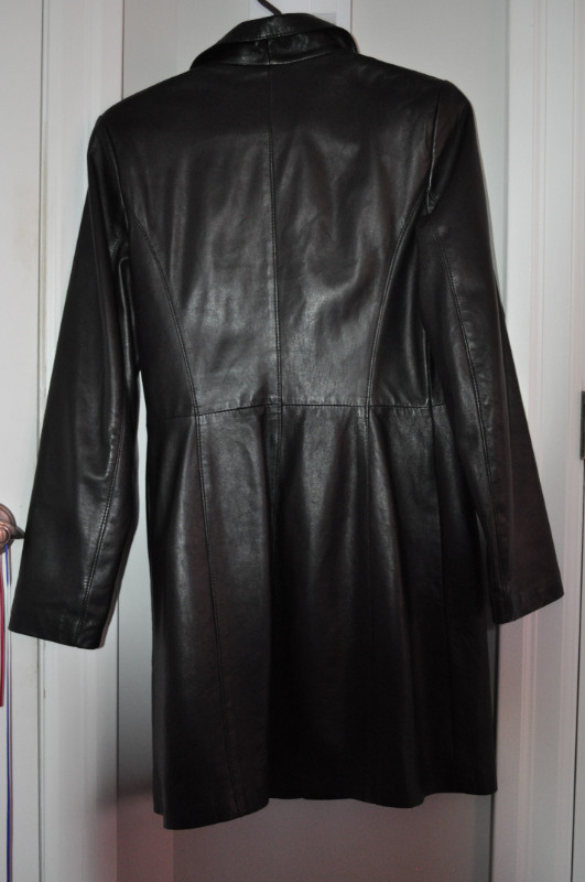Manteau noir  en cuir Danier dans Femmes - Hauts et vêtements d'extérieur  à Sherbrooke - Image 2