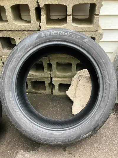 1 pneu 4 saisons kinergy gt hankook 235/45 r18 94v (10$) 1 patche bonne réparation int.