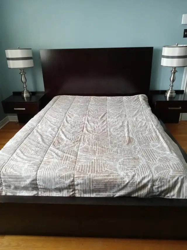 Ensemble de lit moderne, grandeur Grand lit (brun foncé) in Beds & Mattresses in City of Montréal - Image 2