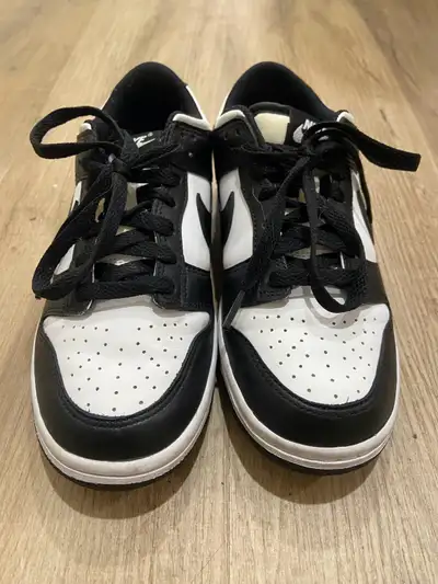 These are Nike 女鞋 Dunk Low Panda shoes in a women's size 5Y. I'm selling these used Nike Dunk Low Pa...
