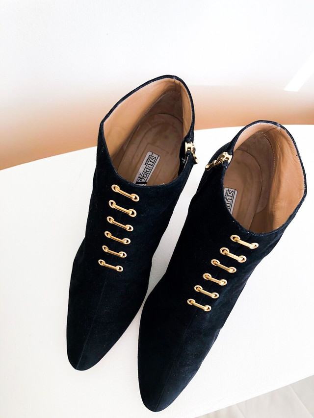 Black suede booties / bottes en suède Italien  dans Femmes - Chaussures  à Ville de Montréal - Image 3