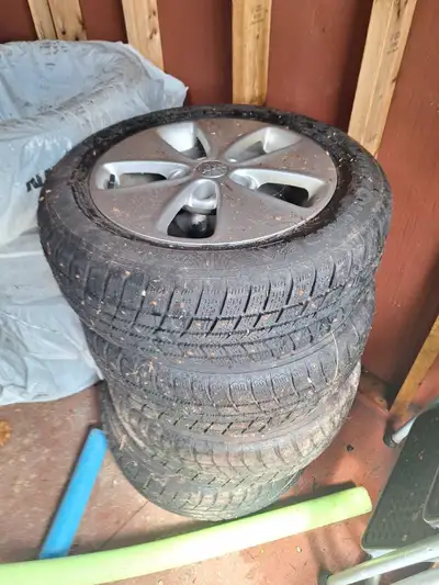 4 pneu cloutés 205 60 r16 1 seul hiver avec mags kia originaux etaient sur kia soul 2016 acheté 250...