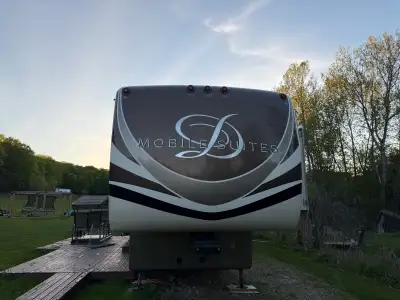 DRV Mobile Suites Houston 2018 • 44 pi • 4 saisons • 4 extensions • 3 essieux • Environ 20 000 lb •...