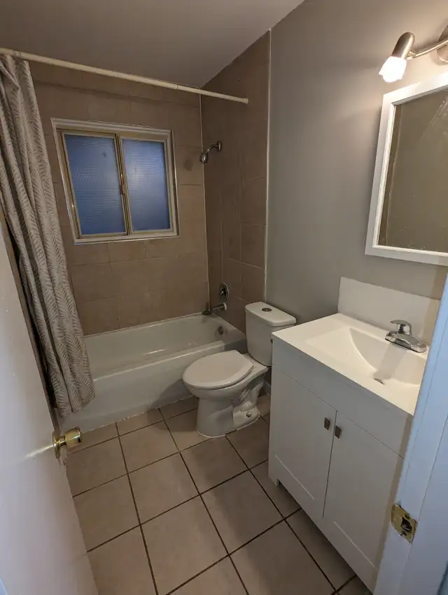 Spacious Main Floor of Bungalow Avail Dec 1st Utilities included in Long Term Rentals in Guelph - Image 9