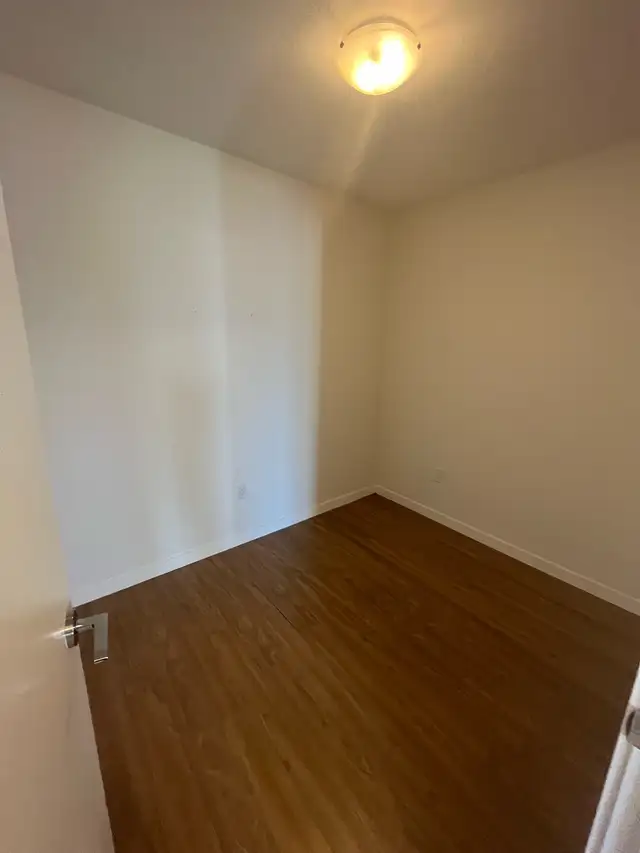 Downtown south facing 2 bed plus den, 2 bath condo in Long Term Rentals in Whitehorse - Image 10