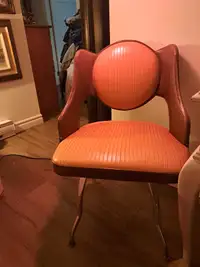 Très belle mid-century chaise.