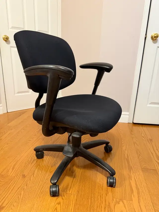 Humanscale Liberty Task Chair in Chairs & Recliners in Markham / York Region - Image 3