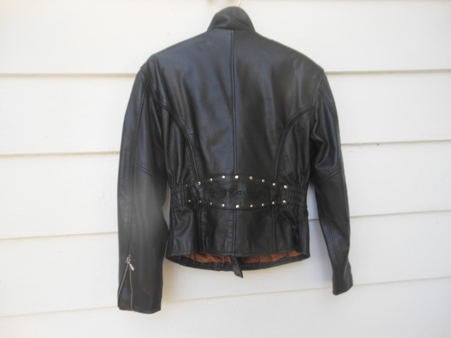 jacket  harley Davidson cuir grandeur medium pour  femme dans Femmes - Hauts et vêtements d'extérieur  à Longueuil/Rive Sud - Image 4