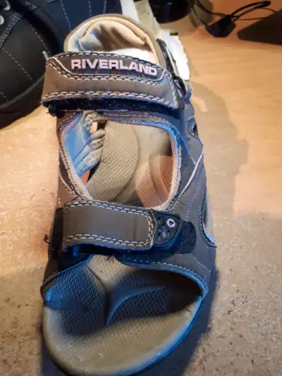 3 paires de sandale et 1 paire de soulier gr:8 sandale: 2 noirs et kaki 1 soulier très léger noir av...