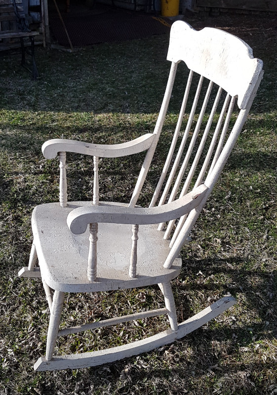 Vintage Rocking Chair in Chairs & Recliners in Ottawa