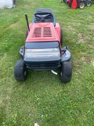 Tracteur Yard Machine 12 hp fonctionne bien Entretien fait huile/ plug Carburateur nettoyé Nouveau b...