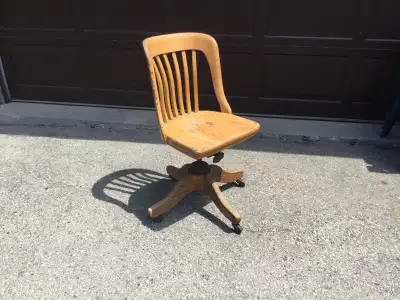 Needs to be refinished. Good solid condition. Pickup in the Cawthra and Rathburn area in Mississauga...