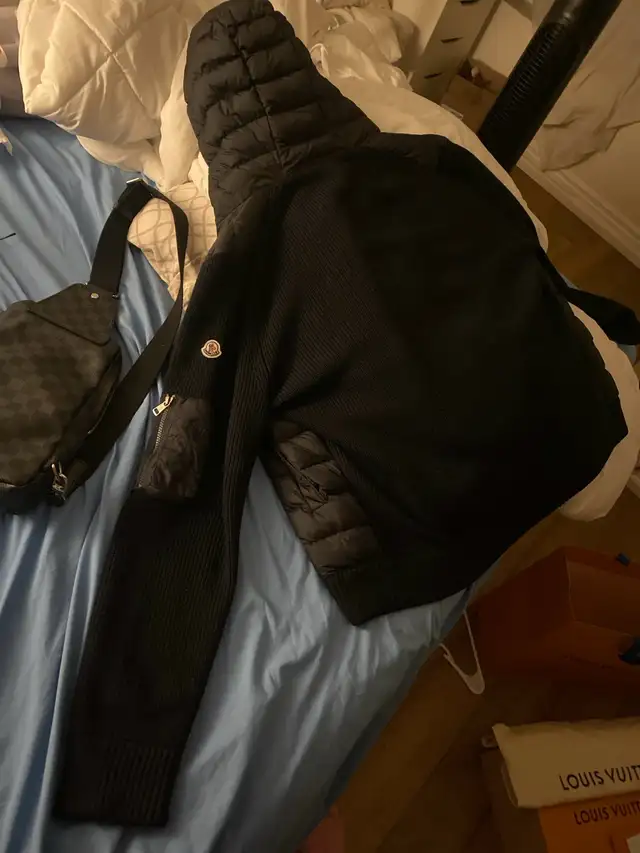 moncler men’s padded  jacket navy blue in Men's in City of Toronto - Image 5
