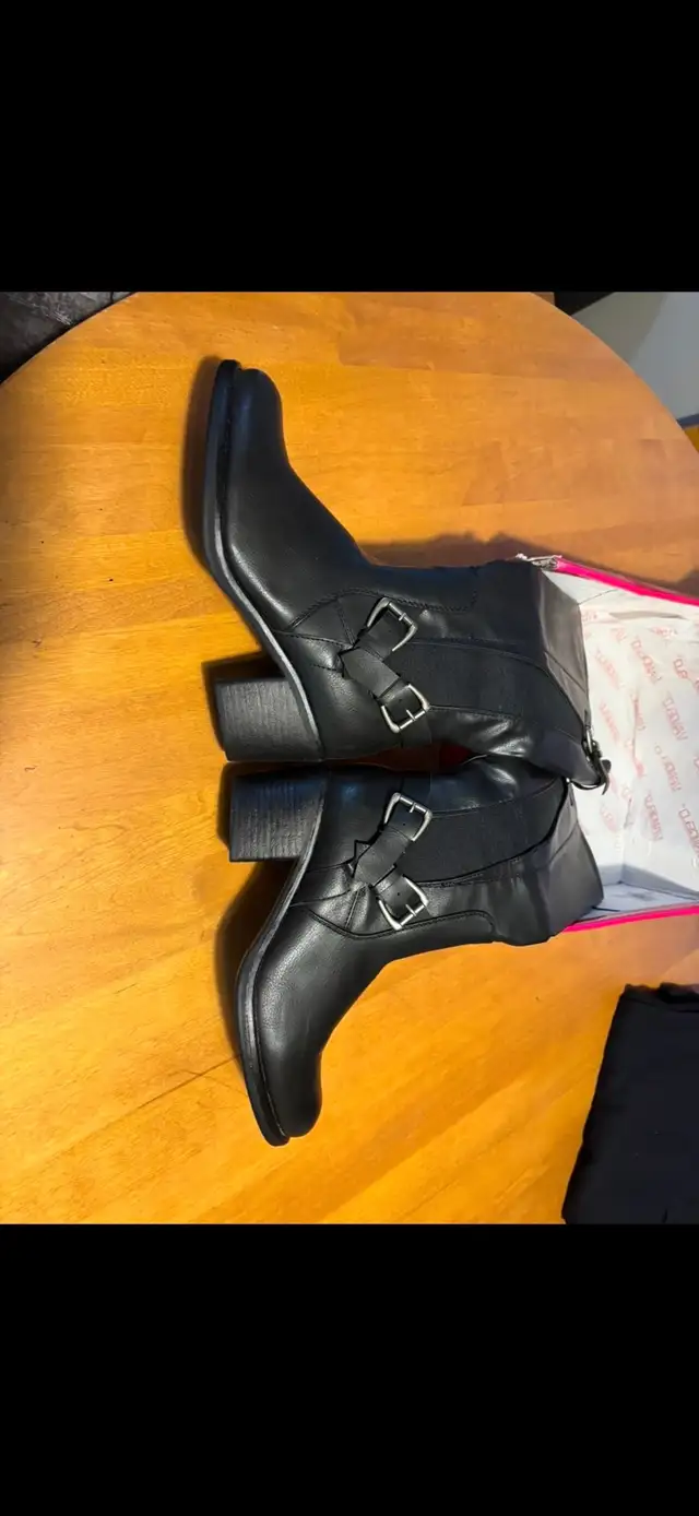 Women’s Boots  in Women's - Shoes in Edmonton - Image 5