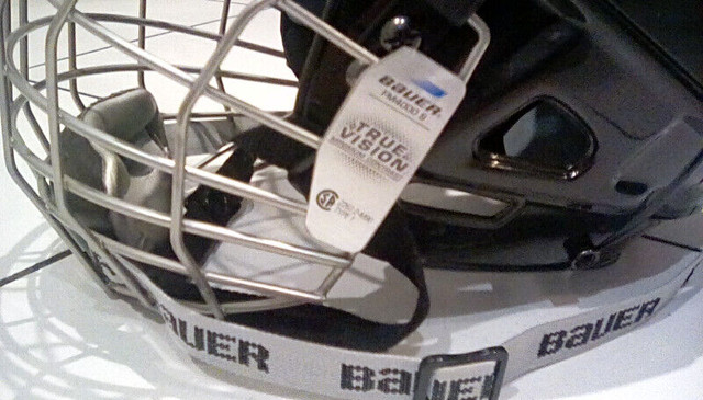 Casque et grille NIKE BAUER Hockey helmet with cage SMALL dans Hockey  à Laval/Rive Nord - Image 4