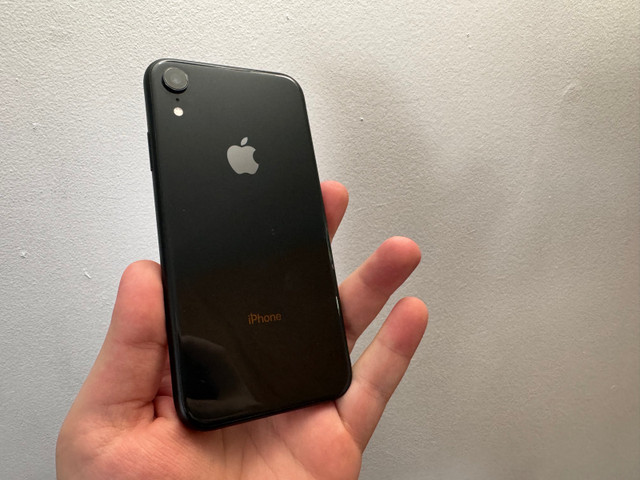 Apple iPhone XR Factory Unlocked 64GB  in Cell Phones in City of Halifax - Image 3