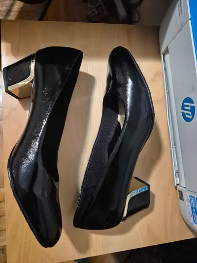 BNIB)Soft Style Size 9  Black Pumps, View more