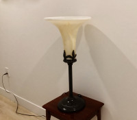 Lampe de table ancienne, métal, abat-jour en verre, 25"H .