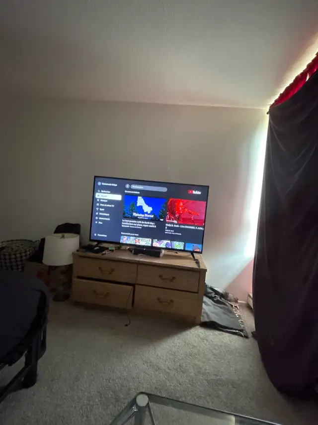selling tv because of moving out of the country 350 and it’s you in TVs in Ottawa - Image 2