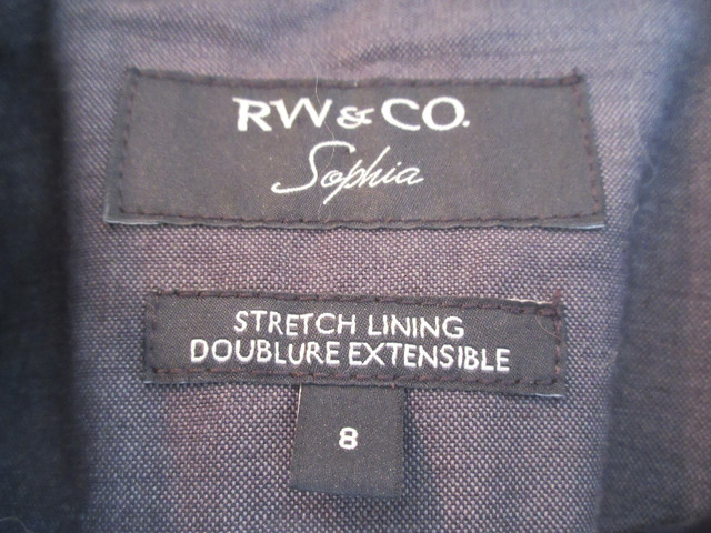RW & CO 3 Piece Suit Size 8 Skirt Pants Blazer dans Femmes - Pantalons et shorts  à Ouest de l’Île - Image 3