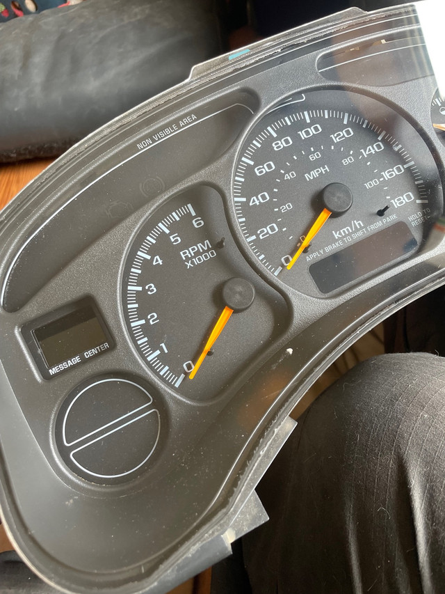 1999-2002 gmc / Chevrolet instrument cluster in Auto Body Parts in Brantford - Image 4