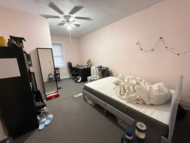 Room Avaible For Rent