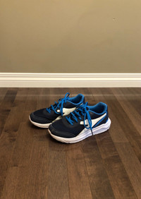 Boys Falcon JR Diadora Running Shoes, Size 4